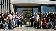 „Folgen Sie uns ins Globe“: Mitarbeitende aus insgesamt 20 Nationen sind in dieser Saison am Landestheater tätig – darunter auch viele Neulinge, die ihre Tätigkeit für das Landestheater in der neuen Ausweichspielstätte in Coburgs Süden beginnen. „Folgen Sie uns ins Globe“: Mitarbeitende aus insgesamt 20 Nationen sind in dieser Saison am Landestheater tätig – darunter auch viele Neulinge, die ihre Tätigkeit für das Landestheater in der neuen Ausweichspielstätte in Coburgs Süden beginnen.