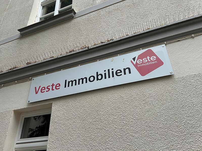 Nein, die Veste gibt es bei diesem Immobilienmakler nicht zu kaufen. Aber mithilfe des Coburger Wahrzeichens ist zumindest der sch&ouml;ne Name Veste-Immobilien entstanden.