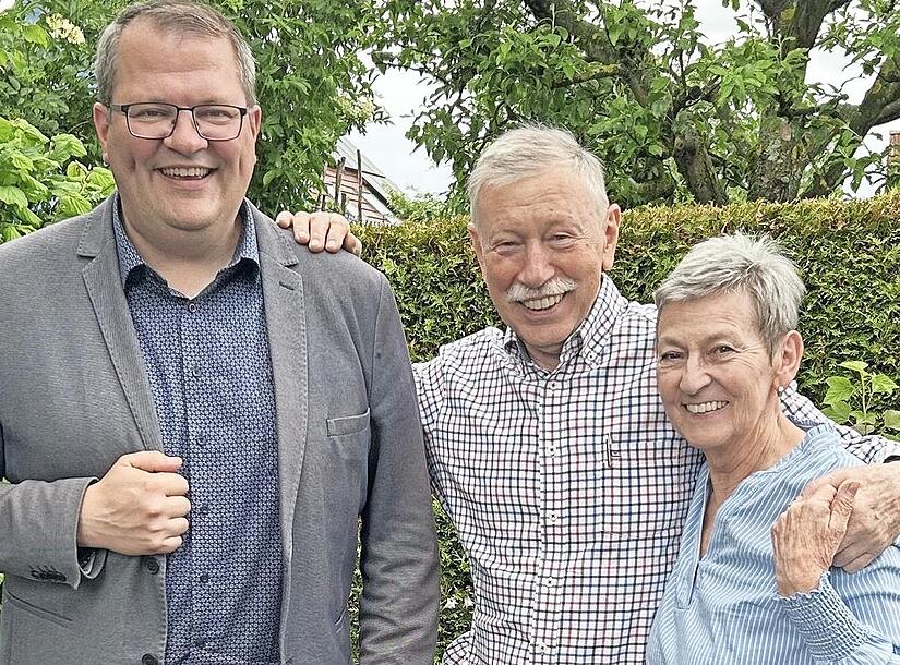 B&uuml;rgermeister J&uuml;rgen Reinwald (links) gratulierte Monika und Adalbert Motschenbacher zu 50 Ehejahren.