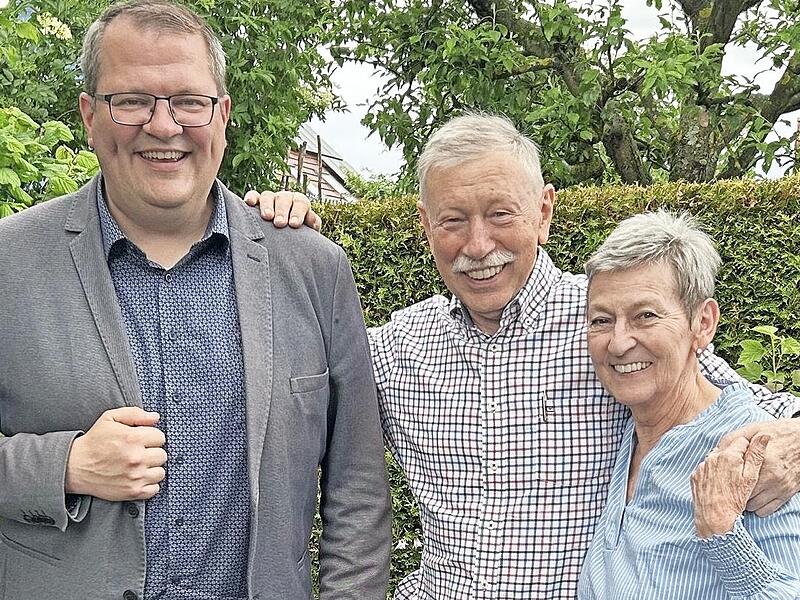 B&uuml;rgermeister J&uuml;rgen Reinwald (links) gratulierte Monika und Adalbert Motschenbacher zu 50 Ehejahren.