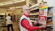 Brigitte D&ouml;ll Mitte April 2002 in ihrem "nah und gut"-Einkaufsmarkt in der Bamberger Ottostra&szlig;e