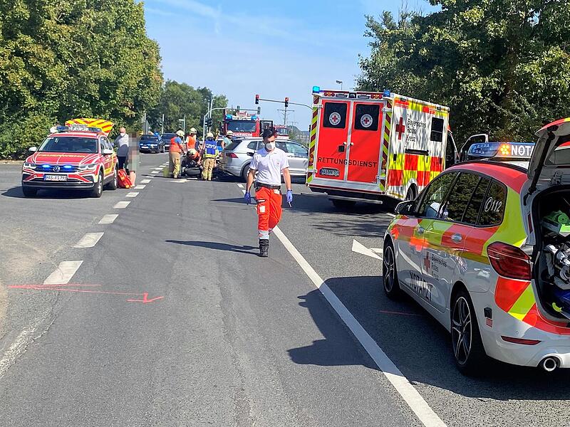 Ein Autofahrer hatte bei einem Wendemanöver am Donnerstag bei Zeil offenbar einen Motorradfahrer übersehen. Die Fahrzeuge stießen zusammen. Beide Beteiligte wurden bei den Unfall schwer verletzt.