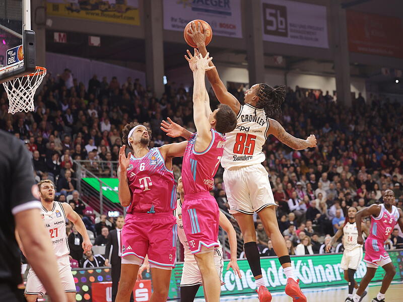 Austin Crowley (rechts) k&auml;mpft mit den Bonnern Grayson Murphy und Michael Kessens um den Ball.