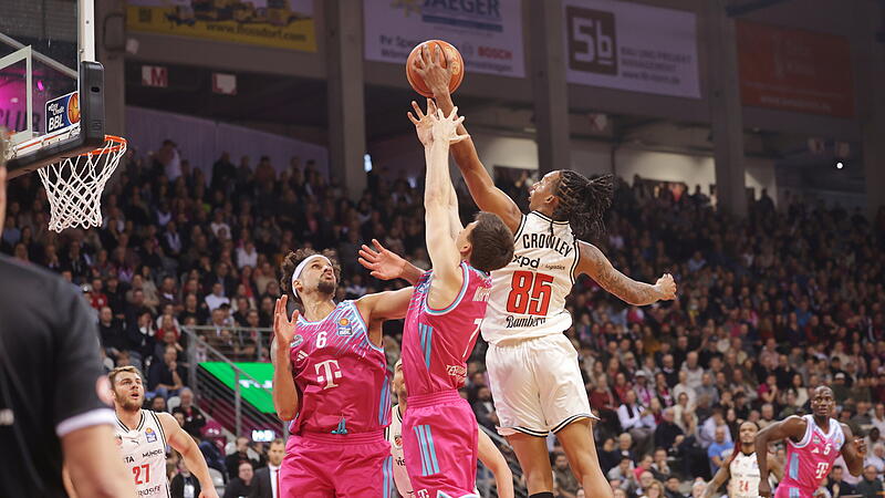 Austin Crowley (rechts) k&auml;mpft mit den Bonnern Grayson Murphy und Michael Kessens um den Ball.