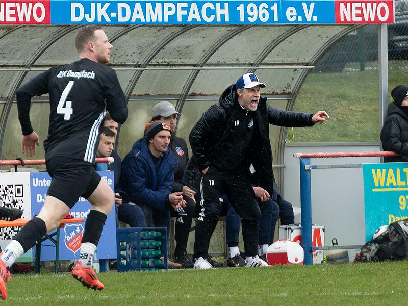 DJK Dampfach vs. TSV Karlburg, Dampfach, Salistadion Feierte mit seiner DJK Dampfach den zweiten Auswärtssieg in Folge: Trainer Oliver Kröner