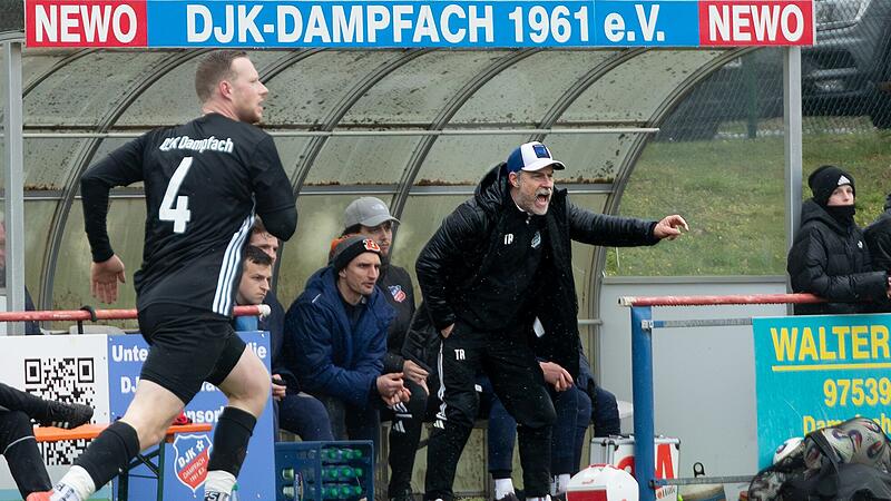 Feierte mit seiner DJK Dampfach den zweiten Ausw&auml;rtssieg in Folge: Trainer Oliver Kr&ouml;ner