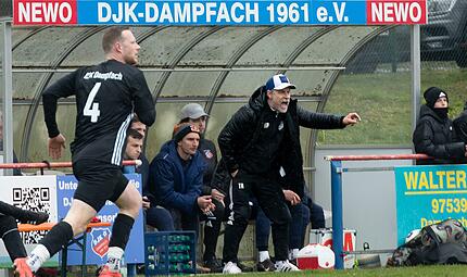 Feierte mit seiner DJK Dampfach den zweiten Ausw&auml;rtssieg in Folge: Trainer Oliver Kr&ouml;ner