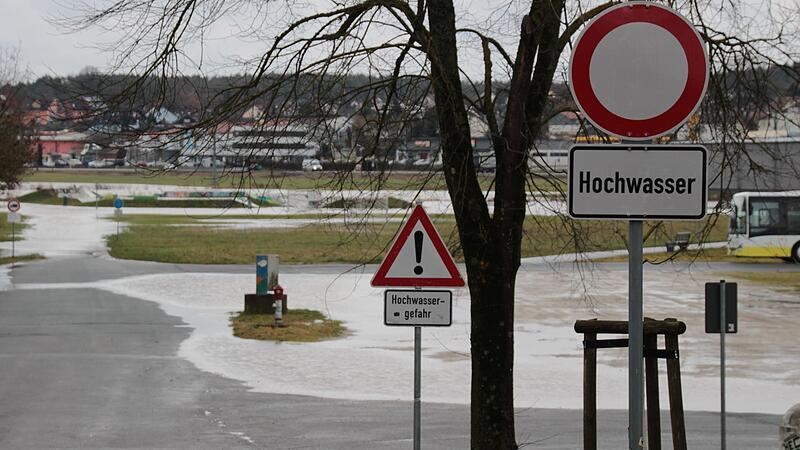 Auf dem Festplatz in den Aischwiesen und am Skaterpark (im Hintergrund) machte sich das Wasser breit.
