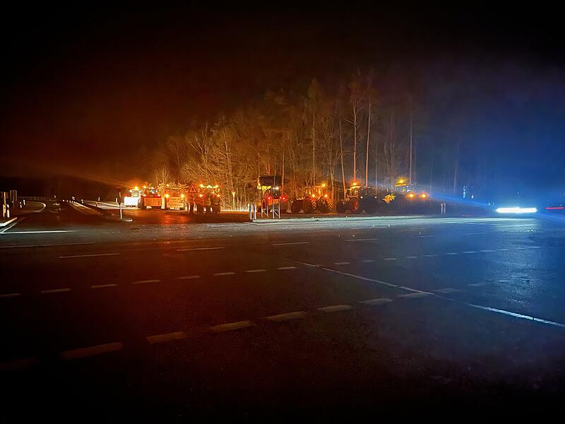 Der bundesweite Protesttag der Bauern am 8. Januar wird auch Auswirkungen auf den Verkehr im Kreis Bad Kissingen haben. Ein erster Eindruck von der Autobahnauffahrt in Oberthulba kurz nach Start der Aktion.