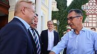 Landwirtschaftsminister Cem &Ouml;zdemir (rechts) wird vor dem Rathaus von den drei B&uuml;rgermeistern (von links) Frank Wilzok, Ingo Lehmann und Ralf Hartnack begr&uuml;&szlig;t.