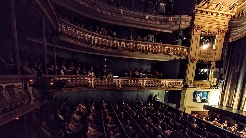 Gala-Abend vor vollen Rängen: Mit dem Finale glorioso verabschiedete sich das Ensemble des Landestheaters vom sanierungsbedürftigen Haus am Schlossplatz.
