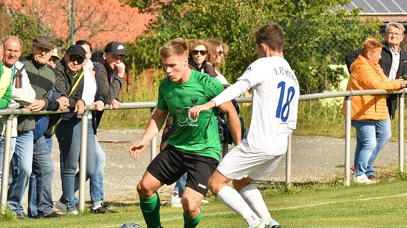Der Arnsteiner Benedikt Hessner (links) spr&uuml;hte in der Kreisliga Kronach gegen den FC Mitwitz vor Spiellaune und Torgef&auml;hrlichkeit und setzt sich hier im Zweikampf mit Maximilian Wich durch.