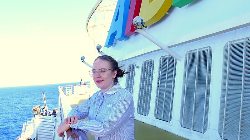 Vom Reisefieber noch lange nicht geheilt: Evelyn Schill aus Bad Br&uuml;ckenau lebt als Restaurant Steward der Aida Kreuzfahrtflotte ihren beruflichen Traum.