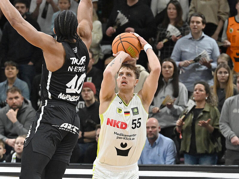 Der Bayreuther Lenny Liedtke (am Ball) war beim Sieg in M&uuml;nster dreimal von jenseits der  6,75-Meter-Linie erfolgreich und hatte am Ende 18 Punkte auf seinem Konto. Dazu holte der 22-J&auml;hrige noch f&uuml;nf Rebounds.