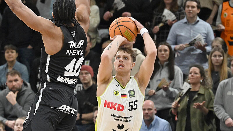 Der Bayreuther Lenny Liedtke (am Ball) war beim Sieg in M&uuml;nster dreimal von jenseits der  6,75-Meter-Linie erfolgreich und hatte am Ende 18 Punkte auf seinem Konto. Dazu holte der 22-J&auml;hrige noch f&uuml;nf Rebounds.