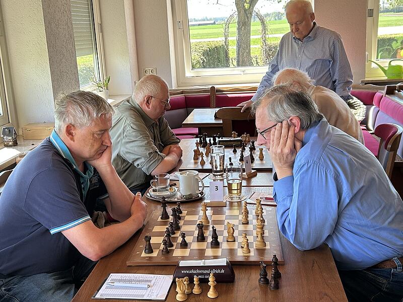 Konzentrierte Anspannung und Kampf um jeden Zentimeter des Bretts zeigten den unbedingten Siegeswillen beider Teams beim letzten Saisonspiel in Kirchenlaibach. Der Kronacher Walter Lechleitner (vorne rechts) spielt hier gegen Alexander Becker vom ...