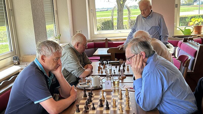 Konzentrierte Anspannung und Kampf um jeden Zentimeter des Bretts zeigten den unbedingten Siegeswillen beider Teams beim letzten Saisonspiel in Kirchenlaibach. Der Kronacher Walter Lechleitner (vorne rechts) spielt hier gegen Alexander Becker vom ...