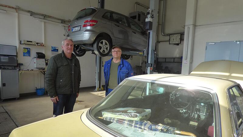 Zweiter Bürgermeister Konrad Rosenzweig (l.) inspiziert die Autowerkstatt von Kfz-Meister Gerald Krämer.Forchheim & Fränkische Schweiz Zweiter Bürgermeister Konrad Rosenzweig (l.) inspiziert die Autowerkstatt von Kfz-Meister Gerald Krämer.Forchheim & Fränkische Schweiz