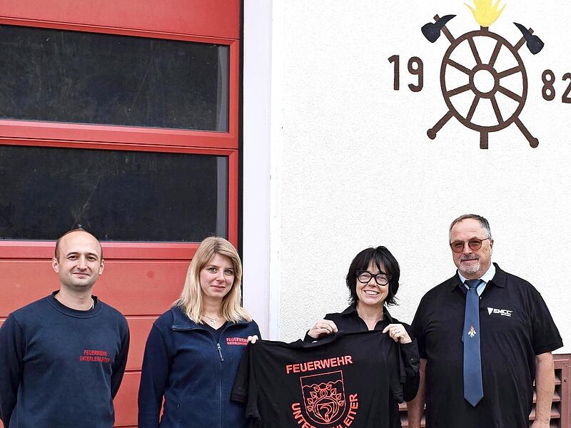 Die FFW Unterleinleiter hat neue Shirts bekommen (v. l.): Kommandant Christian Eberlein, Feuerwehrfrau Lisa Eberlein, Nathalia Ra&scaron;ek-Abach und der Vorsitzende der FFW, Gerhard Riediger.