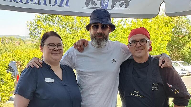 Sido bedankte sich bei der Hoteldirektorin Juliane Rödiger und dem Küchenchef des hoteleigenen Restaurants „Maximilians“, Viktor Bernst Sido bedankte sich bei der Hoteldirektorin Juliane Rödiger und dem Küchenchef des hoteleigenen Restaurants „Maximilians“, Viktor Bernst