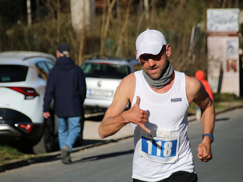 Strahlender Sonnenschein, aber nur niedrige Plusgrade erwartete die L&auml;ufer beim 19. Obermain-Marathon rund um Bad Staffelstein. Die Marathon-Strecke f&uuml;hrte wieder an den beiden Wahrzeichen der Kurstadt, dem Kloster Banz und der Basilika Vierzehnheiligen vorbei.