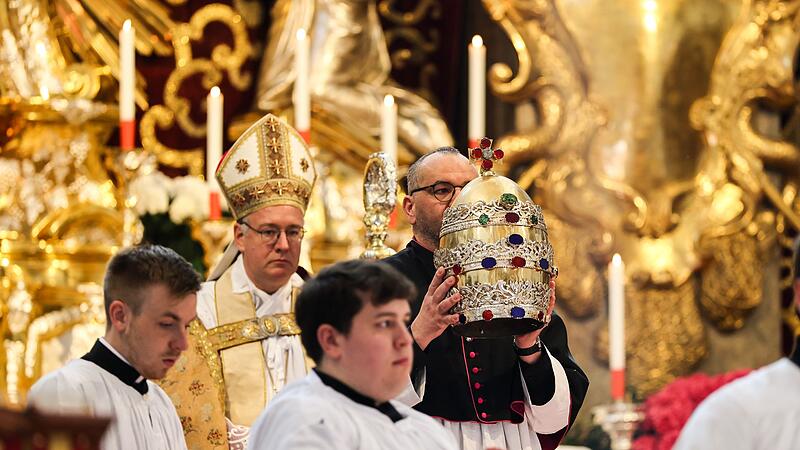 Papstkrone wird in Münchner Kirche entfernt