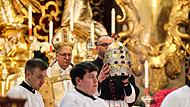 Papstkrone wird in Münchner Kirche entfernt