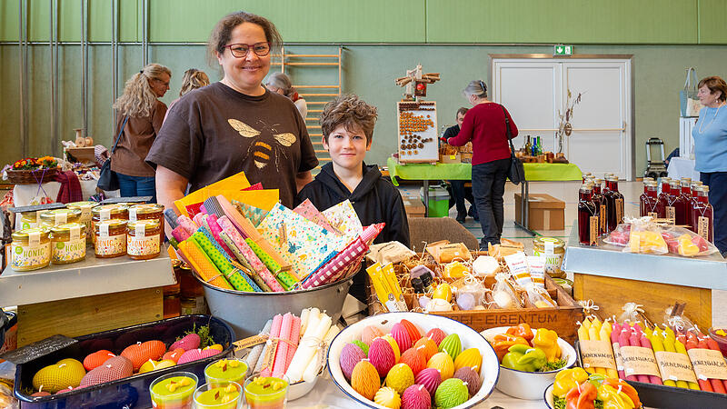 Die Imkerin Sonja Weber aus Hetzles pr&auml;sentiert bei ihrer ersten Teilnahme am Marktplatz des Landfrauentags in Heroldsbach gemeinsam mit ihrem Sohn Honig, Bienenwachskerzen und Bienenwachst&uuml;cher.
