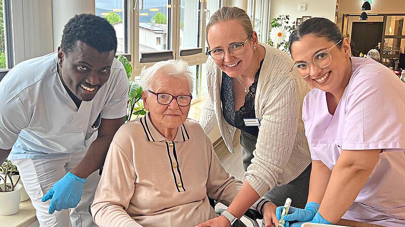 Für eine exzellente Ausbildung: Pflegefachkraft und Praxisanleiterin Shari Eschenbacher (Zweite von rechts) hat mit ihrem Konzept „Fundament ganzheitliche Grundpflege“ den Praxisanleiterbonus des bayerischen Staatsministeriums für Gesundheit, Pfle... Für eine exzellente Ausbildung: Pflegefachkraft und Praxisanleiterin Shari Eschenbacher (Zweite von rechts) hat mit ihrem Konzept „Fundament ganzheitliche Grundpflege“ den Praxisanleiterbonus des bayerischen Staatsministeriums für Gesundheit, Pfle...