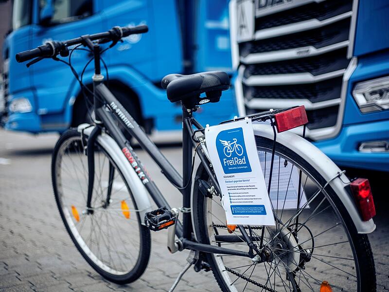 An der Markierung l&auml;sst sich ein Freirad-Fahrrad erkennen. Dieses kann kostenlos genutzt werden.