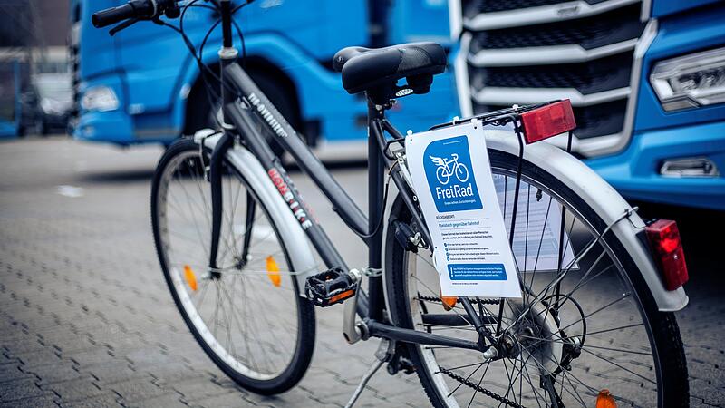 Freirad-Fahrrad An der Markierung lässt sich ein Freirad-Fahrrad erkennen. Dieses kann kostenlos genutzt werden.