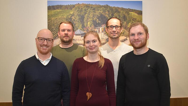 Der einhellige wiedergewählte Vorstand des Ramsthaler Weinbauvereins: (von links) Schriftführer Markus Lomb,  2. Vorsitzender Sebastian Greubel, Kassiererin Ilona Gößmann-Schmitt, Kassier Alexander Unsleber und Vorsitzender Lorenz Neder.
