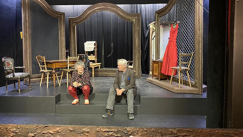 Kurz vor der Premiere des St&uuml;ckes &bdquo;Tom auf dem Lande&ldquo; ist das B&uuml;hnenbild weitgehend fertig. Theaterchefin Anne Maar und Dramaturg Sebastian Worch zogen eine Bilanz der vergangenen Spielzeit und stellten die neue vor.