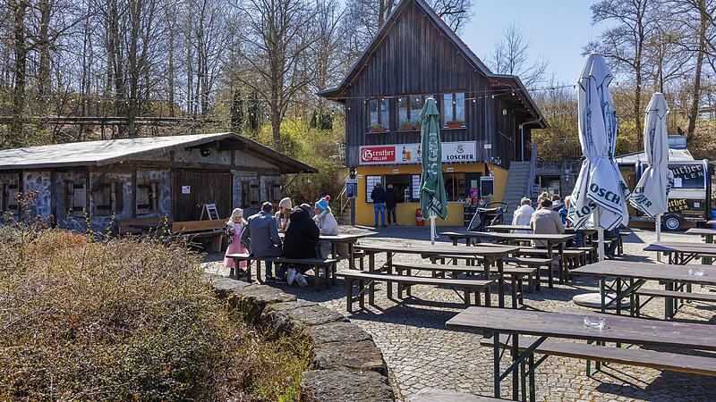 Der Greuther Keller in Vestenbergsgreuth bei kühlen Temperaturen mit der neu errichteten Almhütte.