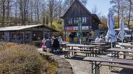 Der Greuther Keller in Vestenbergsgreuth bei kühlen Temperaturen mit der neu errichteten Almhütte. Der Greuther Keller in Vestenbergsgreuth bei kühlen Temperaturen mit der neu errichteten Almhütte.