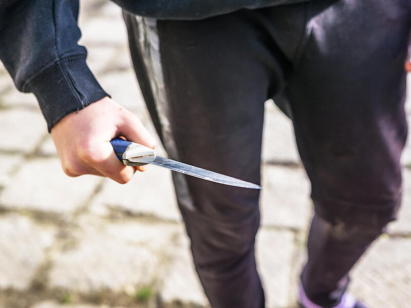 Jugendlicher, Teenager mit Messer