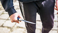 Jugendlicher, Teenager mit Messer