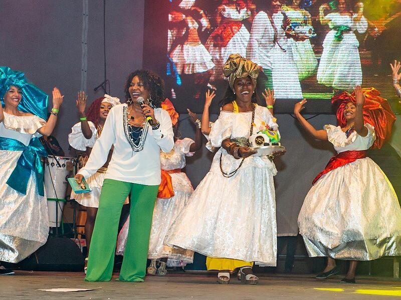 2018 trat Margareth Menezes (gr&uuml;ne Hose) beim Samba-Festival in Coburg auf. Neben ihr Nini Beyersdorf vom Veranstalter Sambaco.