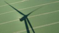 Die Debatte um die Windkraftanlagen f&uuml;r den Rennsteig wirft lange Schatten. Die Industrie sah sich bisher als treibende Kraft und f&uuml;rchtet nun der Verlierer des Projekts zu werden.