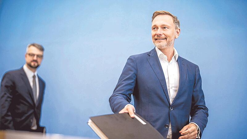 Finanzminister Lindner stellt seinen Etatentwurf vor. Dabei sei die Regierung an die Grenzen der Kompromissfähigkeit gegangen. Finanzminister Lindner stellt seinen Etatentwurf vor. Dabei sei die Regierung an die Grenzen der Kompromissfähigkeit gegangen.