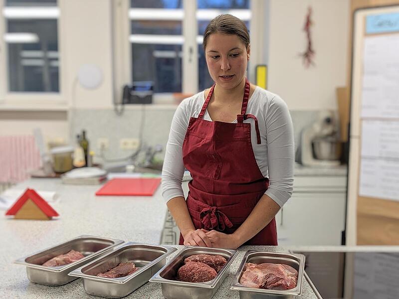 Jana Wagenländer zeigt die verschiedenen Arten von Wildfleisch. Jana Wagenländer zeigt die verschiedenen Arten von Wildfleisch.