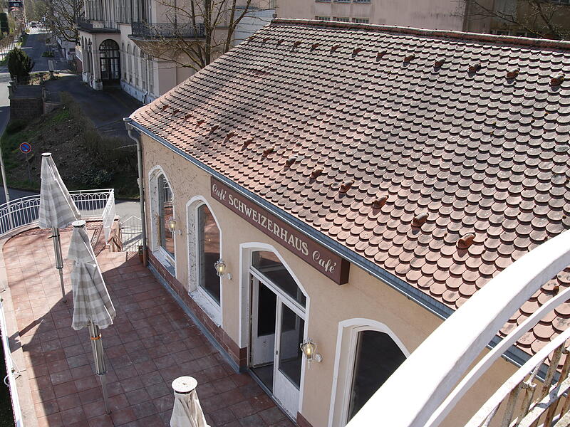 Ausblick von der oberen Terrasse der Suiten auf den die untere EbeneSchweizerhaus Café Ausblick von der oberen Terrasse der Suiten auf den die untere Ebene