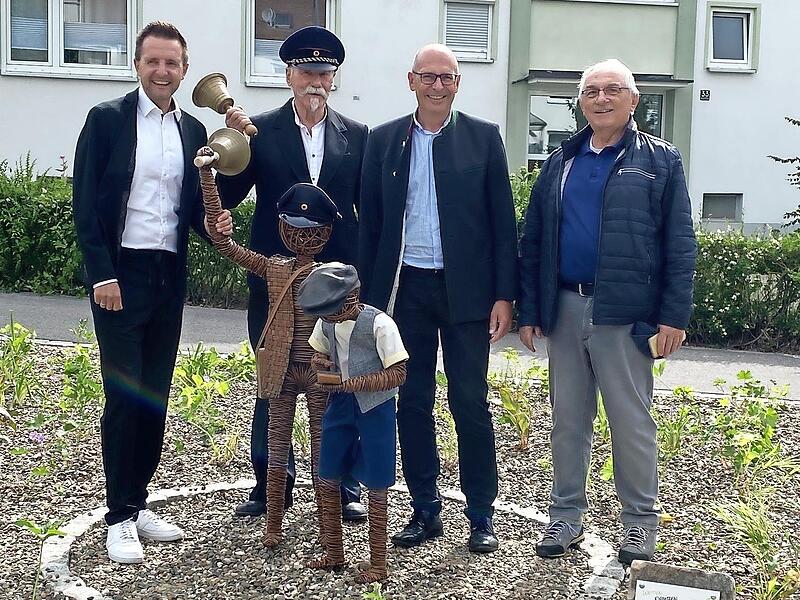 Freude &uuml;ber die beiden neuen Flechtfiguren bei (v.l.) B&uuml;rgermeister Andreas H&uuml;gerich, Eila-Double Emil Friedrich, Kreisvorsitzender Gartenbauvereine und Landrat Christian Mei&szlig;ner sowie Mitinitiator Josef Breunlein.