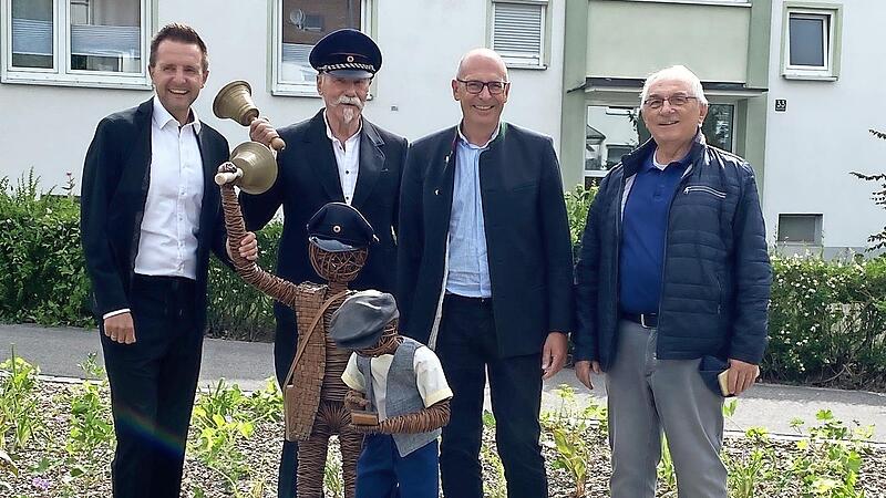 Freude &uuml;ber die beiden neuen Flechtfiguren bei (v.l.) B&uuml;rgermeister Andreas H&uuml;gerich, Eila-Double Emil Friedrich, Kreisvorsitzender Gartenbauvereine und Landrat Christian Mei&szlig;ner sowie Mitinitiator Josef Breunlein.