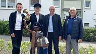 Freude &uuml;ber die beiden neuen Flechtfiguren bei (v.l.) B&uuml;rgermeister Andreas H&uuml;gerich, Eila-Double Emil Friedrich, Kreisvorsitzender Gartenbauvereine und Landrat Christian Mei&szlig;ner sowie Mitinitiator Josef Breunlein.