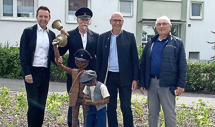 Freude über die beiden neuen Flechtfiguren bei (v.l.) Bürgermeister Andreas Hügerich, Eila-Double Emil Friedrich, Kreisvorsitzender Gartenbauvereine und Landrat Christian Meißner sowie Mitinitiator Josef Breunlein. Freude über die beiden neuen Flechtfiguren bei (v.l.) Bürgermeister Andreas Hügerich, Eila-Double Emil Friedrich, Kreisvorsitzender Gartenbauvereine und Landrat Christian Meißner sowie Mitinitiator Josef Breunlein.