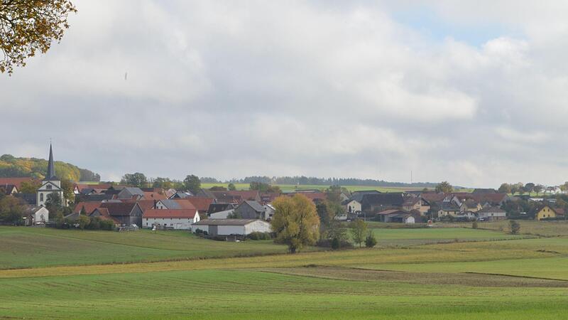 Auf der Höhe hinter Ahlstadt sollen die Windräder stehen. Auf der Höhe hinter Ahlstadt sollen die Windräder stehen.