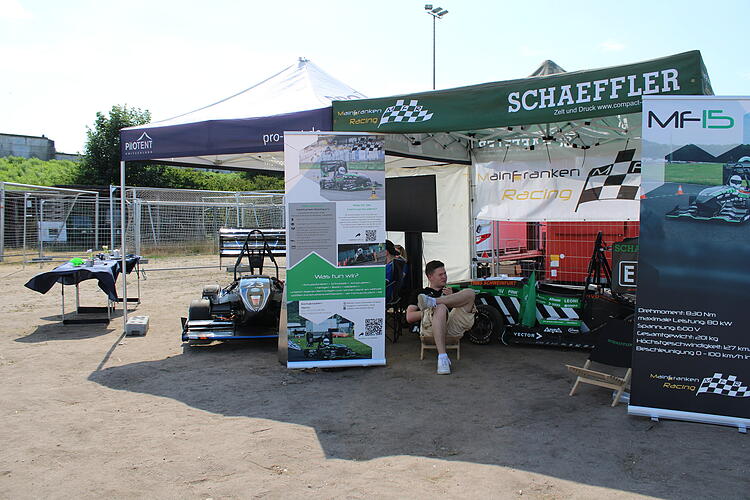 Ein Team von der Hochschule Würzburg-Schweinfurt stellt am Norisring sein Formula-Student-Projekt vor.