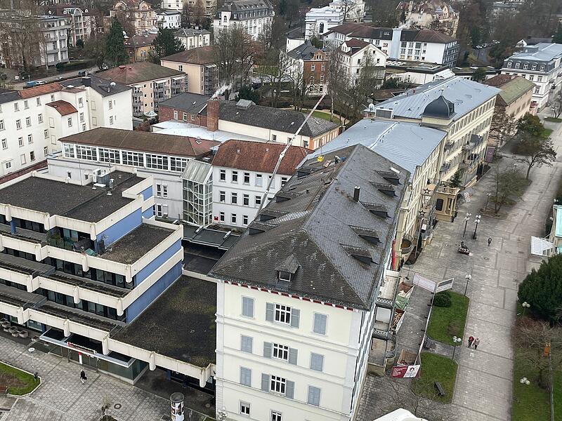 Das Geb&auml;ude der Hypovereinsbank (Martin-Luther-Stra&szlig;e 7, links) und das Haus Hemmerich (rechts) wurden vom Grand Hotel Kaiserhof Victoria (dahinter) gekauft und werden f&uuml;r den Hotelbetrieb umgebaut.