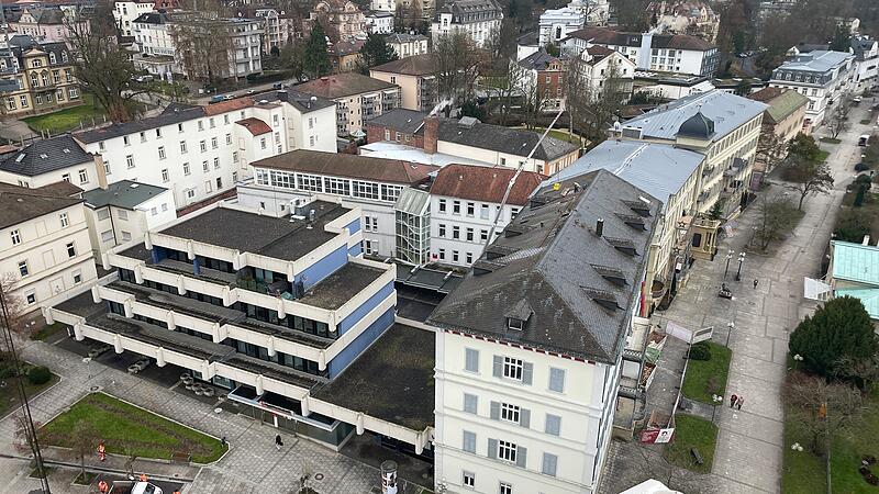 Das Geb&auml;ude der Hypovereinsbank (Martin-Luther-Stra&szlig;e 7, links) und das Haus Hemmerich (rechts) wurden vom Grand Hotel Kaiserhof Victoria (dahinter) gekauft und werden f&uuml;r den Hotelbetrieb umgebaut.